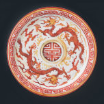 Assiettes En Carton Chinoiserie Dragon Impérial Rouge Or Fausse Chine<br><div class="desc">Un design saisissant mettant en vedette des dragons impériaux chinois en rouge et or riche, symbolisant le pouvoir et la bonne fortune. La bordure complexe présente un motif classique de clé grecque, encadrant les dragons tandis qu'ils dansent parmi des nuages tourbillonnants. Au centre, un symbole traditionnel chinois de longévité ajoute...</div>