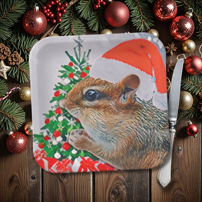Assiettes En Carton Chipmunk avec Casquette de Noël devant l'arbre (This cute chipmunk looks like he's requesting a bite of the treats on your Christmas plate! :) )