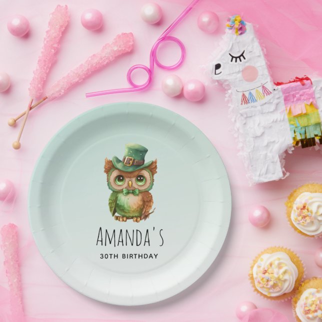 Assiettes En Carton Chouette mignonne dans un chapeau vert Anniversair (Fête)