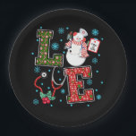 Assiettes En Carton Christmas Love Nurse mignonne Médicale Snowman Hol<br><div class="desc">Ce design moderne comprend le texte "Amour" dans la typographie moderne amusante accentué avec une infirmière de snowman,  stéthoscope,  flocons de neige,  saint et sucres de canne. Parfait pour les vacances de Noël #infirmière #nurselife #médecin #santé #noël #fournitures de fête #fournitures de noël #fournitures de fête #fête de noël</div>