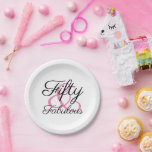 Assiettes En Carton Cinquante et fabuleux 50e anniversaire<br><div class="desc">Célébrez une femme fabuleuse qui a 50 ans avec ces assiettes en papier simples et élégantes,  avec les mots "Fifty & Fabulous" dans la typographie de script noir et rose. Magasinez nos collections pour les articles correspondants.</div>