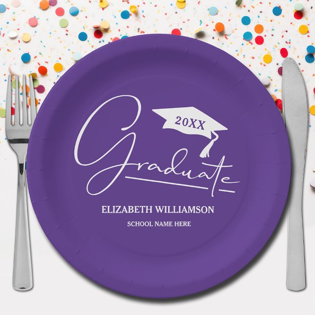 Assiettes En Carton Clapet de graduation de script blanc pourpre (Your name, year, grad cap and "Graduate" in a cool script on purple school color paper plates)