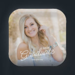Assiettes En Carton Classe photo de script moderne de 2025 Graduation<br><div class="desc">Cette plaque de papier de fête de remise de diplômes comporte une photo carré qui remplit l'assiette entière et est accentuée avec du texte de script moderne au-dessus de la photo. Personnalisez avec le nom du diplômé et l'année de fin d'études.</div>