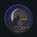 Assiettes En Carton Conversation Noir Chanukah avec Menorah<br><div class="desc">Une silhouette du chat noir de Théophile Steinlen pour le club Le Conversation Noir dans un cadre moderne pour Chanukah avec le chat noir avec une menorah éclairée et une lune en déclin.</div>