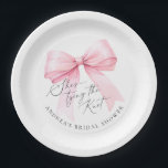 Assiettes En Carton Coquette rose elle noue la Fête des mariées<br><div class="desc">Elle noue le noeud ! Ajoutez une touche de charme à votre douche nuptiale avec ces Plaques en papier Pink Coquette Bow. Dotés d'une teinte rose douce et d'un design d'arc coquette sucré, ces plaques en papier apportent une touche ludique mais élégante à votre douche nuptiale. Parfaits pour ajouter un...</div>