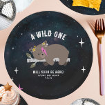 Assiettes En Carton Cosmic Cub Sleepy Wild One Rose Girl Baby shower<br><div class="desc">Un bébé cosmique créatures thème de baby shower boisé avec une illustration d'un bébé ourson allongé sur une branche de bouleau entourée d'étoiles. L'ours a un éclair rose sur le visage et des étoiles sur la tête. Personnalisez le texte. Arrière - plan est un design d'aquarelle d'inspiration cosmique.</div>