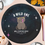 Assiettes En Carton Cosmic Cub Sleepy Wild One Rose Girl Baby shower<br><div class="desc">Un bébé cosmique créatures thème de baby shower boisé avec l'illustration d'un bébé ours entouré d'étoiles. L'ours a un éclair rose sur le visage et des étoiles sur la tête. Personnalisez le texte. Arrière - plan est un design d'aquarelle d'inspiration cosmique.</div>