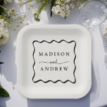 Assiettes En Carton Crème moderne et Mariage de cadre noir vague<br><div class="desc">Ajoutez une touche élégante à votre réception de mariage, à votre dîner de répétition, à votre soirée de fiançailles ou à votre wedding shower grâce à ces plaques en papier Modern Cream et Black Wavy Frame. Les plaques en papier mariage rétro affichent les noms du couple en lettres noires et...</div>