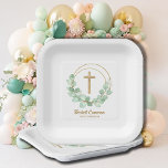 Assiettes En Carton Croix d'or de la première communion d'Eucalyptus<br><div class="desc">Une croix de parties scintillant en faux or et une couronne feuille d'eucalyptus mettent en surbrillance ces plaques de papier avec votre texte en lettres chic. Parfait pour le baptême,  le baptême ou la première communion de votre enfant. Objets CORRESPONDANTS disponibles dans notre magasin.</div>