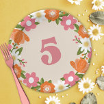 Assiettes En Carton Cute Retro Floral 5 | Cinquième anniversaire des f<br><div class="desc">Ces plaques de papier super mignonnes de cinquième anniversaire sont dotées d'un cadre floral dessiné à la main,  y compris des marguerites,  en orange,  rose,  vert olive,  or muet et blanc. La typographie rétro dit,  "5" en rose assorti. *Illustration de Tracey Khalei / Orabella Prints.</div>