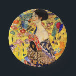 Assiettes En Carton Dame Gustav Klimt avec ventilateur<br><div class="desc">Plaques en papier représentant la peinture à l’huile de Gustav Klimt Lady with Fan (1918). Une femme portant un kimono bleu tient un ventilateur rouge contre un arrière - plan jaune coloré de fleurs et de paons. Un grand cadeau pour les amateurs de Japonisme et d'art européen.</div>
