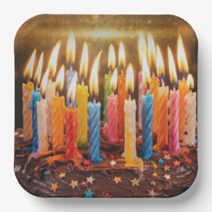 Assiettes En Carton De nombreuses bougies d'anniversaire sur un gâteau