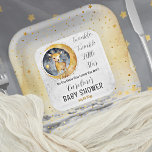 Assiettes En Carton Deer Twinkle Twinkle Little Star Baby shower<br><div class="desc">La collection d'invitation et d'accessoires "Twinkle Twinkle Little Star Baby shower" est un ensemble de charme avec une délicieuse aquarelle représentant un cerf de bébé mignon debout sur une lune dorée, accompagné d'étoiles d'argent et d'or. Le design dégage une atmosphère attachante et rêveuse, parfaite pour célébrer l'arrivée imminente d'un petit...</div>