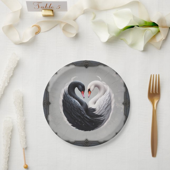Assiettes En Carton Des cygnes élégants qui forment un coeur ensemble. (Mariage)
