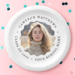Assiettes En Carton Diplôme photo blanc ondulé frontière graduation<br><div class="desc">Plaques papier de graduation avec votre photo à l'intérieur d'une bordure ondulée et votre texte personnalisé autour de la photo. Texte noir sur blanc ou arrière - plan couleur personnalisé.</div>