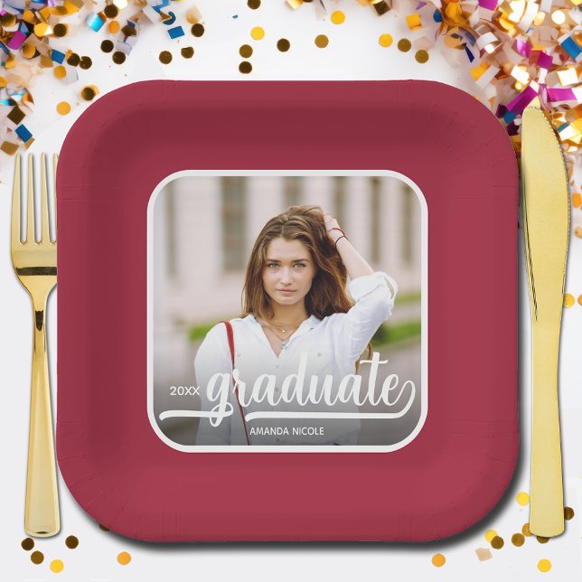 Assiettes En Carton Diplômé Photo Bold Script Crimson Graduation (Photo Crimson Red Graduation Square Paper Plates)