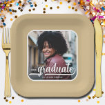 Assiettes En Carton Diplômée Photo Bold Script Gold Graduate<br><div class="desc">Ajoutez votre photo préférée à ces plaques de papier carré de remise de diplômes d'or avec votre nom,  année de classe et le mot diplômé en lettres chic sur un arrière - plan bleu. PLUS de designs et de couleurs réalisés dans notre collection.</div>
