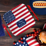 Assiettes En Carton Drapeau américain patriotique Joyeux 4 juillet Nom<br><div class="desc">Présentant notre drapeau patriotique américain "Happy 4 juillet" Famille Nom de cuisine design aux couleurs officielles des États-Unis, l'ajout parfait à vos célébrations de la fête de l'Indépendance! Montrez votre fierté américaine en style avec ce design qui mêle patriotisme et air festif. Conçu avec des couleurs vives et une attention...</div>