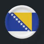 Assiettes En Carton Drapeau de Bosnie-Herzégovine<br><div class="desc">Ce dessin présente le drapeau de la Bosnie-Herzégovine, qui est un pays d'Europe du Sud et du Sud-Est, situé dans les Balkans. La Bosnie-Herzégovine est bordée par la Serbie à l'est, le Monténégro au sud-est et la Croatie au nord et au sud-ouest. La capitale et plus grande ville de Bosnie...</div>