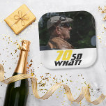 Assiettes En Carton Drôle 70 alors que Citer Photo 70e Anniversaire<br><div class="desc">Drôle 70 alors que Citer Photo 70th Birthday Party Plaques papier. Un texte motivant et drôle 70 Donc ce qui est génial pour une personne avec un sens de l'humour. Le texte est en jaune et noir. Ajoutez votre photo. Vous pouvez changer l'âge.</div>