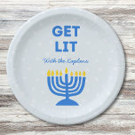 Assiettes En Carton Drôle "Get Lit" Chic Personnalisé Menorah Hanoukka<br><div class="desc">Ajoutez une étincelle festive à votre fête Hanoukka avec ces serviettes amusantes "Get Lit" ! Dotés d'une illustration bleue en gras de menorah et d'un texte personnalisable de nom de famille, ces serviettes apportent humour et personnalité à vos réunions de vacances. La phrase ludique et les couleurs vibrantes en font...</div>