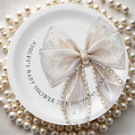 Assiettes En Carton Elégant Baby shower blanc Pearl Bow<br><div class="desc">Cet article est un design intemporel et élégant avec une palette de couleurs beige douce et un arc délicat comme pièce centrale. Accenté de détails perlants, il respire la grâce et le raffinement, ce qui en fait un lieu idéal pour une célébration chic et chaleureuse au baby shower. Éléments correspondants...</div>