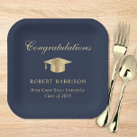 Assiettes En Carton Élégant Casquette Bleu Gold Graduation Party<br><div class="desc">Élégante plaque de papier bleu de la fête de graduation avec un casquette de grade d'or,  "Félicitations" dans un script classique et le nom du diplômé,  l'école et l'année de classe dans la typographie moderne.</div>