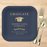 Assiettes En Carton Élégant Casquette Bleu Gold Graduation Party<br><div class="desc">Élégante plaque de papier de la fête de graduation bleu foncé avec un casquette d'or,  "Graduate" et le nom du diplômé,  l'école et l'année de classe dans la typographie serif classique.</div>
