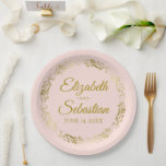 Assiettes En Carton Elégant Frilly Bordure Bleu rose et Mariage or<br><div class="desc">Ces belles plaques en papier rose vif présentent un design simple mais élégant avec une bordure florale dorée en faux film orné et de l'espace pour entrer les noms du couple et la date mariage. Entièrement personnalisable. Parfait pour une douche nuptiale, une réception décontractée, un dîner de répétition ou tout...</div>