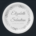 Assiettes En Carton Elégant Mariage en argent et blanc frileux<br><div class="desc">Ces belles plaques en papier sont conçues pour coordonner avec notre Silver Foil Elegant Wedding Suite. Elles sont ornées d'une bordure florale dorée à faux papier avec un espace pour entrer le nom du couple et la date du mariage. Le texte est gris, l'arrière - plan blanc. Entièrement personnalisable. Rendez...</div>