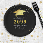 Assiettes En Carton Élégant Noir Confetti Script Graduation<br><div class="desc">Élégante plaque de papier de la fête de graduation en noir et or avec un faux bouchon de graduation en feuille d'or métallique, confetti d'or, typographie manuscrite de script et année de classe avec CONGRATULATIONS et le nom de votre diplômé contre une couleur d'arrière - plan noir modifiable vous pouvez...</div>