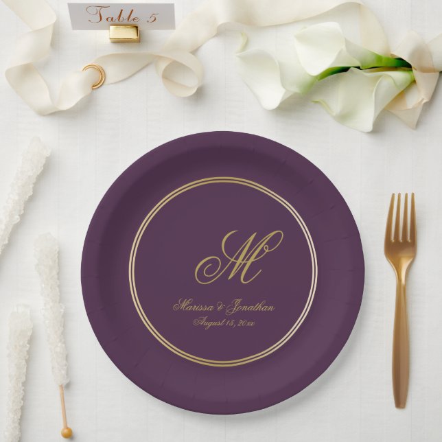 Assiettes En Carton Élégant Plum violet or Monogramme Mariage de scrip (Mariage)