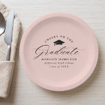 Assiettes En Carton Élégant Script Blush Pink Cheers à l'étudiant<br><div class="desc">Élégantes plaques de papier de graduation avec une casquette de graduation avec l'expression "Bravo au diplômé" dans un script de calligraphie noir sur un arrière - plan rose vif. Personnalisez les plaques de papier modernes avec le nom du diplômé, le nom de l'école et l'année de diplôme. Les plaques de...</div>