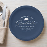 Assiettes En Carton Élégant Script Navy salue le diplômé<br><div class="desc">Élégantes plaques de papier de fin d'études comportant une casquette de fin d'études avec l'expression "Bravo au diplômé" dans un script de calligraphie blanc sur un arrière - plan de la marine. Personnalisez les plaques de papier modernes avec le nom du diplômé, le nom de l'école et l'année de diplôme....</div>