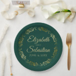 Assiettes En Carton Elégante Bordure Ornate Emerald Green & Gold Maria<br><div class="desc">Ces belles plaques en papier couleur vert émeraude présentent un design simple mais élégant avec une bordure florale dorée en fausse feuille ornée et de l'espace pour entrer les noms du couple et la date mariage. Entièrement personnalisable. Parfait pour une douche nuptiale, une réception décontractée, un dîner de répétition ou...</div>