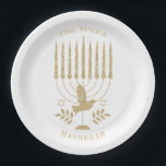 Assiettes En Carton Elégante Dove Flying Dove Menorah Hanoukka<br><div class="desc">Une plaque en papier Hannukah dorée et bleue moderne avec une belle menorah dorée chatoyante avec une colombe volante sur un arrière - plan blanc avec des paroles personnalisables, "Chag Sameach" et "Hanoukka".</div>
