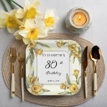 Assiettes En Carton Élégante jonquille jaune Floral 80e anniversaire<br><div class="desc">Design floral "80th Birthday" aux jonquilles jaunes élégantes,  avec un cadre carré fleuri de jonquilles entourant un cadre blanc et vert sur un arrière - plan jaune et blanc en détresse.</div>