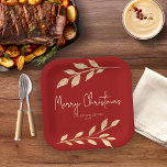 Assiettes En Carton Élégants Feuilles d'or de Noël sur Holiday Red<br><div class="desc">Elégants Feuilles d'or de Noël sur Plaques de papier rouge de vacances. L'accompagnement parfait à votre table de vacances ! Arrière - plan rouge hivernal et feuilles design en feuille d'or avec une typographie élégante et de l'espace pour votre nom si vous choisissez. Conçu pour compléter notre collection Elegant Gold...</div>
