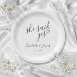 Assiettes En Carton Elle A Dit Oui Engagement Partie Amour Coeur<br><div class="desc">Ces élégantes plaques de fiançailles en noir et blanc "elle a dit oui" peuvent être personnalisées avec les détails de votre fiançailles. Conçu par Thisisnotme©</div>