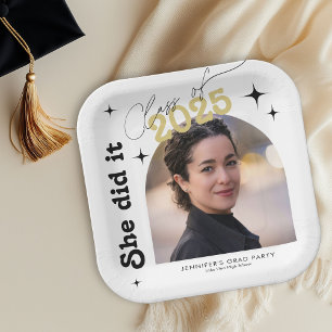 Assiettes En Carton Elle a fait une fête de remise des diplômes photo