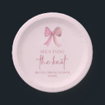 Assiettes En Carton Elle est en train de nouer la Fête des mariées de<br><div class="desc">C'est une Elle Attache Les Plaques de papier Fête des mariées de Bow Rose Knot!</div>