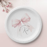Assiettes En Carton Elle noue la Fête des mariées<br><div class="desc">Les "Plaques de papier de Fête des mariées She's Tying the Knot" sont un accessoire magnifiquement conçu qui résume parfaitement l'excitation et la joie de l'occasion spéciale. Ces assiettes mêlent sophistication moderne et romantisme intemporel, rehaussant l'ambiance de la célébration. Au centre du design se trouve un arc romantique, symbolisant le...</div>