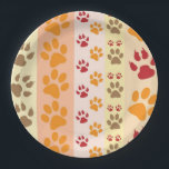 Assiettes En Carton Empreintes de pattes animaux mignons Motif en coul<br><div class="desc">Un design mignon avec plusieurs rangées d'empreintes de pattes animaux dans des couleurs naturelles comme le marron,  le jaune,  le rouge et l'orange sur un motif rayé. Certaines pattes ont des griffes et d'autres sont lisses.</div>