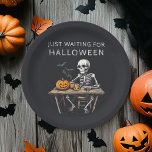 Assiettes En Carton "En attente des plaques de papier d'Halloween | Dr<br><div class="desc">Ajoutez une touche de plaisir éffrayant à vos réunions d'Halloween avec ces Plaques papier "Just Waiting for Halloween". Dotés d'un squelette humoristique, ces assiettes sont parfaites pour servir des gâteries à votre fête d'Halloween, un barbecue d'été éffrayant ou tout événement où vous voulez célébrer votre amour pour Halloween. Fabriquées à...</div>
