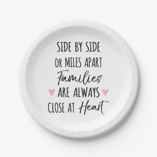 Assiettes En Carton En face ou à distance Les familles sont proches d