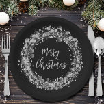 Assiettes En Carton Étoiles d'argent Joyeux Noël<br><div class="desc">Des étoiles,  des cercles et des points argentés scintillent autour des mots "Joyeux Noël" sur les plaques noires de papier de fête. CORRESPONDRE des articles dans notre magasin.</div>