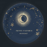 Assiettes En Carton Étoiles Soleil Or Céleste Et Lune<br><div class="desc">Soleil et lune d'or céleste,  étoiles sur un arrière - plan bleu marine.</div>