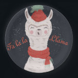 Assiettes En Carton Fa la Llama Noël<br><div class="desc">Design amusant mais élégant d'un lama mignon chantant des cantiques de noël en rouge,  tricoté casquette avec une manteau sur le dessus et une écharpe d'hiver. Customisez le texte avec l'option modèle facile. Art et design par Mira</div>