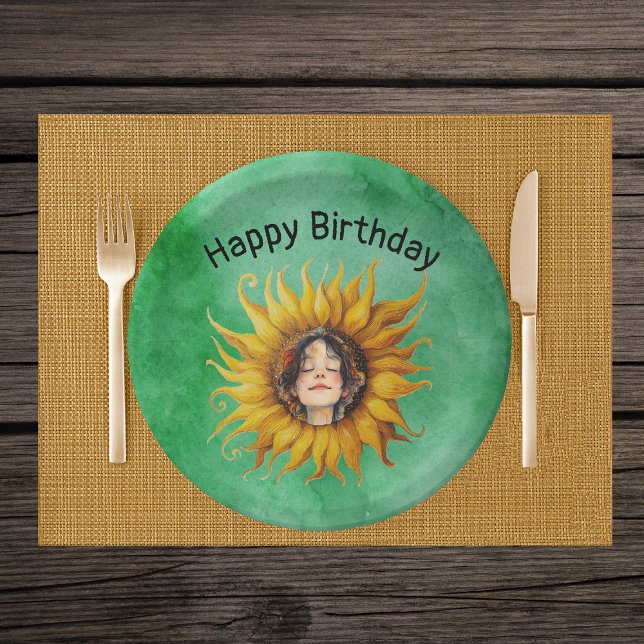 Assiettes En Carton Face of Birthday Girl in Fancy Yellow Sunflower  (Face of smiling girl in center of fancy yellow sunflower on Happy Birthday green paper party plates.)