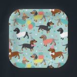 Assiettes En Carton Fête d'anniversaire de Dachshund<br><div class="desc">Chiens de fête d'anniversaire mignons avec des manteaux noirs,  bronzés et dapple habillés de mignonettes vêtements d'anniversaire avec ballons,  gâteau et motif confetti.</div>